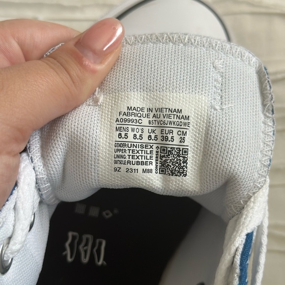 NWOT platform low top converse - Picture 2 of 4